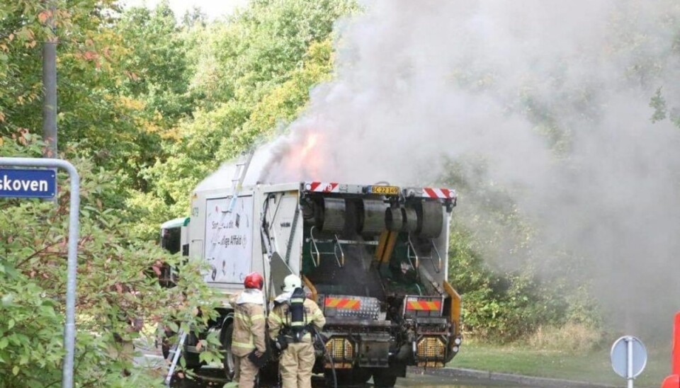 Her fra en tidligere brand i en skraldebil. KLIK OG SE, HVAD DER ALTID ER FARLIGT AFFALD. Foto: Presse-fotos.dk Her fra en tidligere brand i en skraldebil. KLIK OG SE, HVAD DER ALTID ER FARLIGT AFFALD. Foto: Presse-fotos.dk