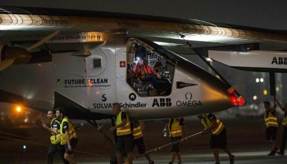 Solar Impulse 2 er ved at blive gjort klar til at lette fra Kairos internationale lufthavn. Det soldrevne luftfartøj ventes mandag eller tirsdag at lande i Abu Dhabi og afslutter dermed en over 35.000 kilometer lang jordomrejse. Foto: Khaled Desouki/AFP