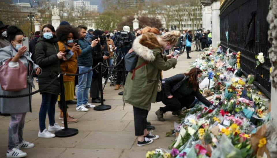 Efter nyheden om prins Philips død begyndte folk at komme forbi Buckingham Palace i London for at lægge blomster. Ifølge kongehuset sov han stille ind på Windsor fredag morgen. Han blev 99 år. KLIK for flere billeder. Foto: Henry Nicholls/Reuters