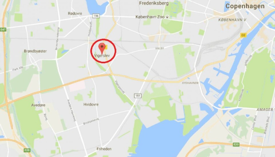En rigtig dårlig morgen: Trafikant får fingrene fastklemt under sten efter færdselsuheld Syd for Vigerslev går Vigerslev Allé. Her fik en uheldig mand i dag fingrene i klemme under en stor sten. Foto: Google Maps.
