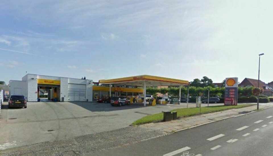 Tyveri og røveri foregik på denne tankstation. Klik videre i galleriet for at se billeder af både tyv og røver. Foto: Google Street View.