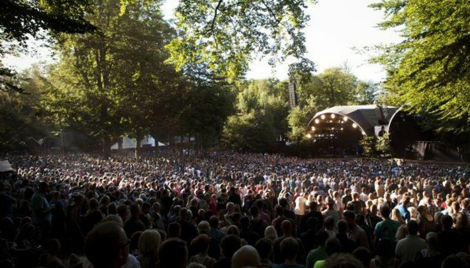Smukfest tænder for musikken i silende regn Smukfest åbnede onsdag klokken 15 for pladsen foran Bøgescenerne i regnvejr. Festivalgæsterne i Skanderborg kan onsdag blandt andre se frem til at høre Mads Langer, Kim Larsen og Rihanna. Foto: Camilla Rønde/Scanpix