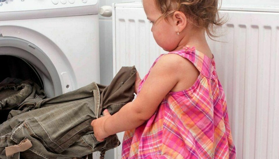 Tre-årige Brooklyn var vant til at hjælpe sin mor med vasketøjet. En dag kravlede hun ind i maskinen, mens moderen sov. Arkivfoto: Colourbox.