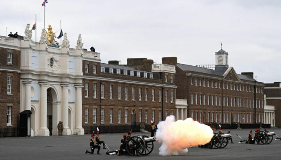 Den afdøde prins Philip blev lørdag hyldet med blandt andet kanonsalutter forskellige steder i Storbritannien – her ved Parade Ground, Woolwich Barracks i det centrale London. Foto: Daniel Leal-Olivas/AFP