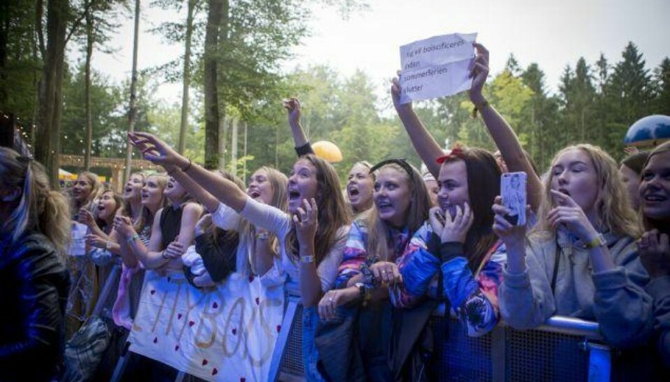 Piger elsker regnvåd festival langt højere end anmelderne – Når solen bagte i flere timer, var det faktisk rart nok, at det lige regnede lidt, siger gymnasieelev Oline Stubkjær fra Aarhus om Smukfest i Skanderborg. Foto: Inge Lynggaard Hansen/Scanpix