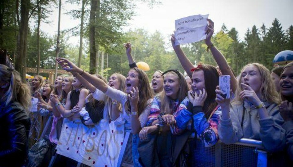 – Når solen bagte i flere timer, var det faktisk rart nok, at det lige regnede lidt, siger gymnasieelev Oline Stubkjær fra Aarhus om Smukfest i Skanderborg. Foto: Inge Lynggaard Hansen/Scanpix