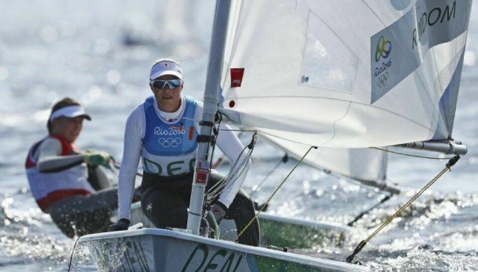 Anne-Marie Rindom (forreste båd) er stadig et medaljebud, selv om hun brød reglerne under tirsdagens første sejlads. Foto: Benoit Tessier/Reuters