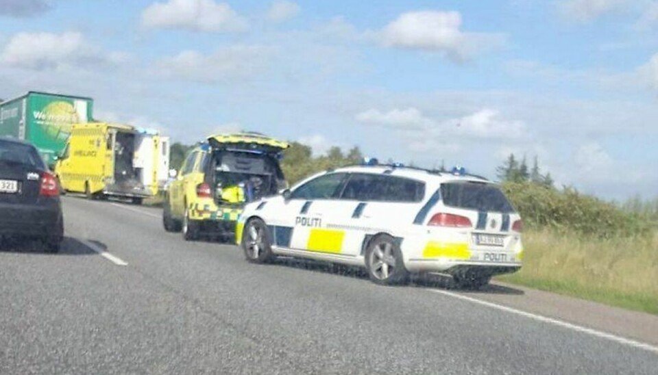 Et alvorligt solouheld med en motorcykel skaber mandag eftermiddag kø på motorvej E45. Foto: Jonathan Lykke Lilmoës. Et alvorligt solouheld med en motorcykel skaber mandag eftermiddag kø på motorvej E45. Foto: Jonathan Lykke Lilmoës.