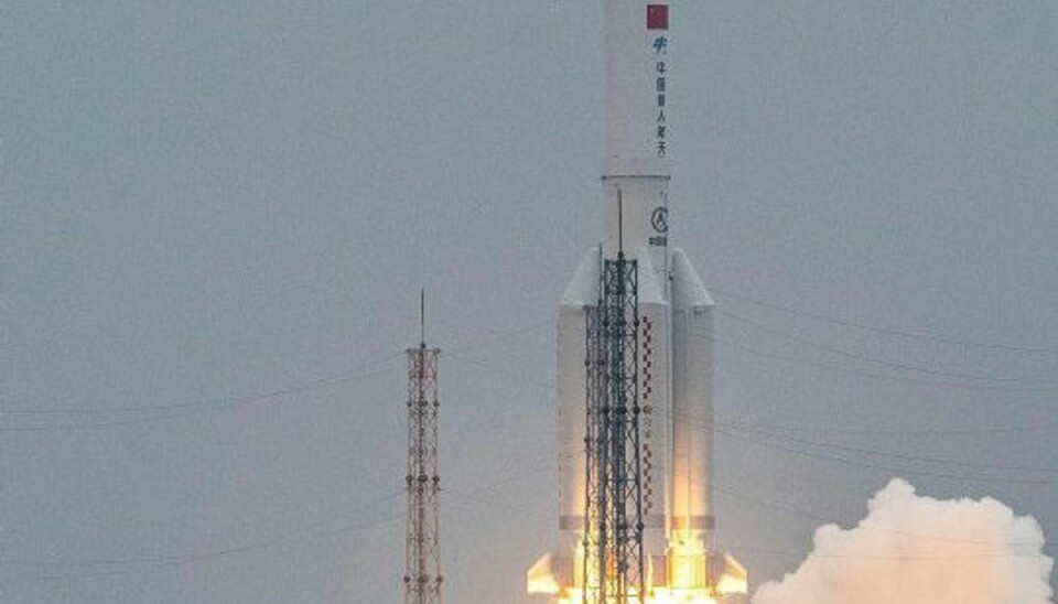 Den kinesiske Long March 5B-raket, da den blev opsendt den 29. april. Nu ligger resterne af den i Det Indiske Ocean, siger Kina. Foto: Str./AFP