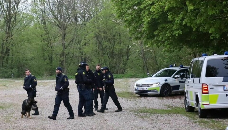 Politiet og politihunde er til stede ved en swingerklub i Ejstrup tæt på Kolding. Foto: presse-fotos.dk