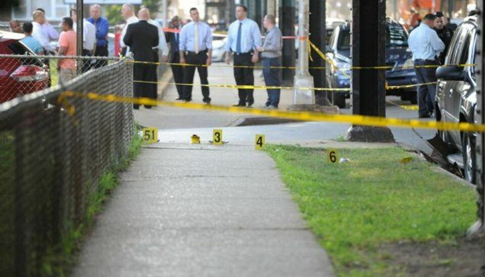 En imam og hans assistent er lørdag eftermiddag lokal tid blevet skudt og dræbt i Queens i New York. Politiet arbejder på stedet. Der er angiveligt ikke fundet beviser for, at der skulle være tale om en hadforbrydelse. Foto: Stephanie Keith/Reuters