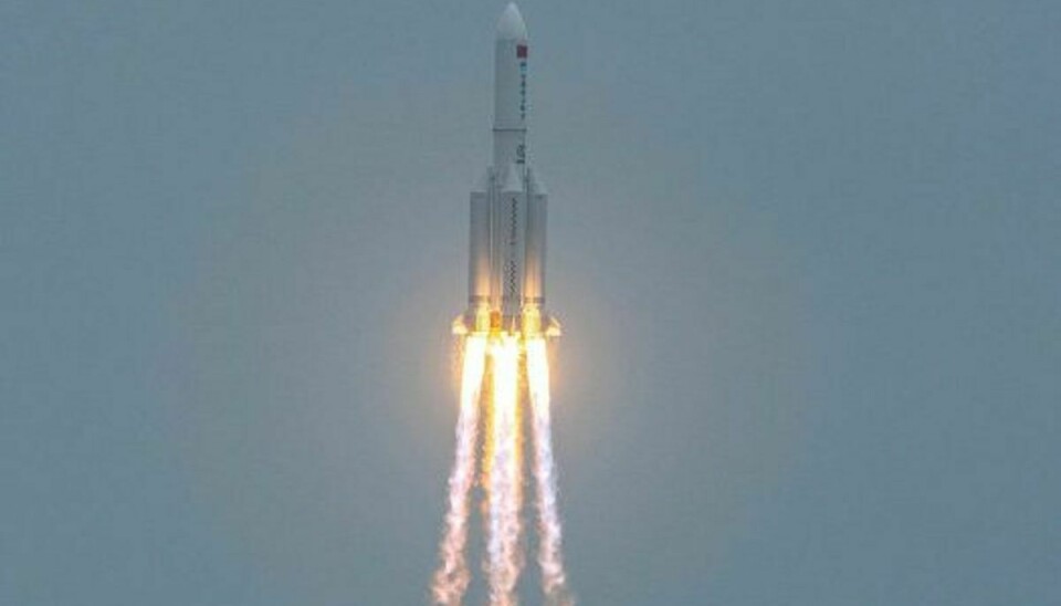 Her er raketten Long March 5B, da den 29. april blev opsendt fra Kina med et modul til en kinesisk rumstation. Det ventes, at den på et tidspunkt omkring midnat natten til søndag vender tilbage til atmosfæren. Foto: Str./AFP