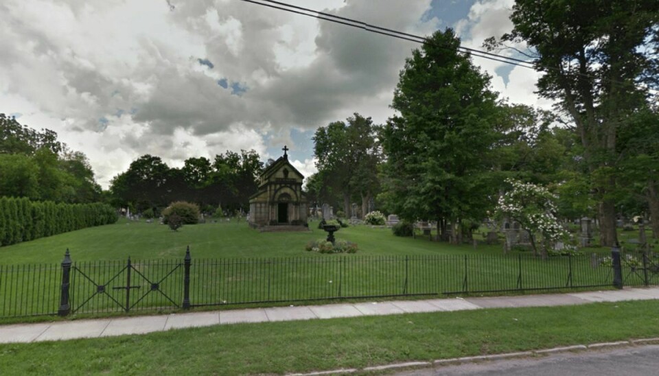 To livløse personer blev fundet på jorden på Batavia Cemetery i staten New York. Foto: Google Streetview