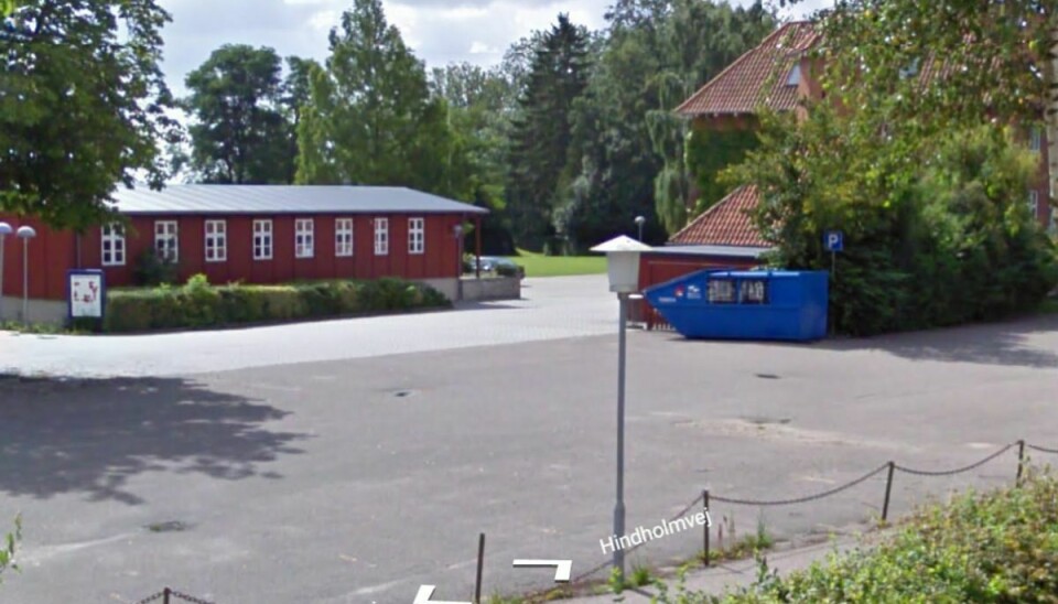 Eleverne her på Mina Hindholm Efterskole vågnede op til skydeskiver malet på skolens vinduer. Foto: Google Street View.