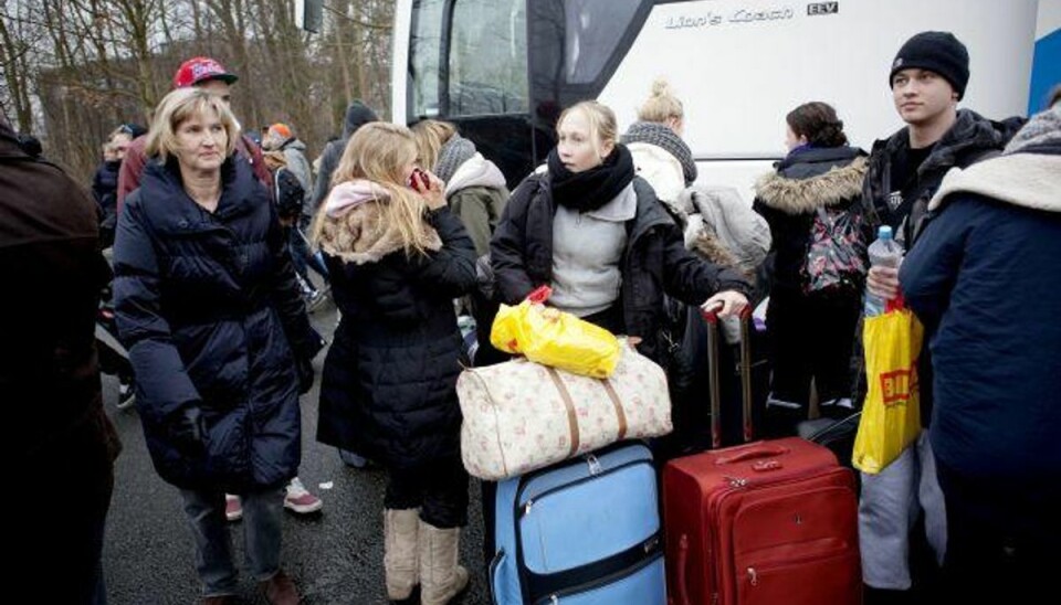 En rejsearrangør er tiltalt for at bruge alkohol i reklamer rettet mod unge under 18 år. Firmaet blev politianmeldt af forbrugerombudsmanden. Arkivfoto af gymnasieklasse hjemvendt efter en vinterferie i Prag. Foto: Erik Refner/Scanpix