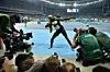 Usain Bolt poserer veloplagt foran fotograferne efter sin finalesejr på 100 meteren. Foto: Carl De Souza/AFP