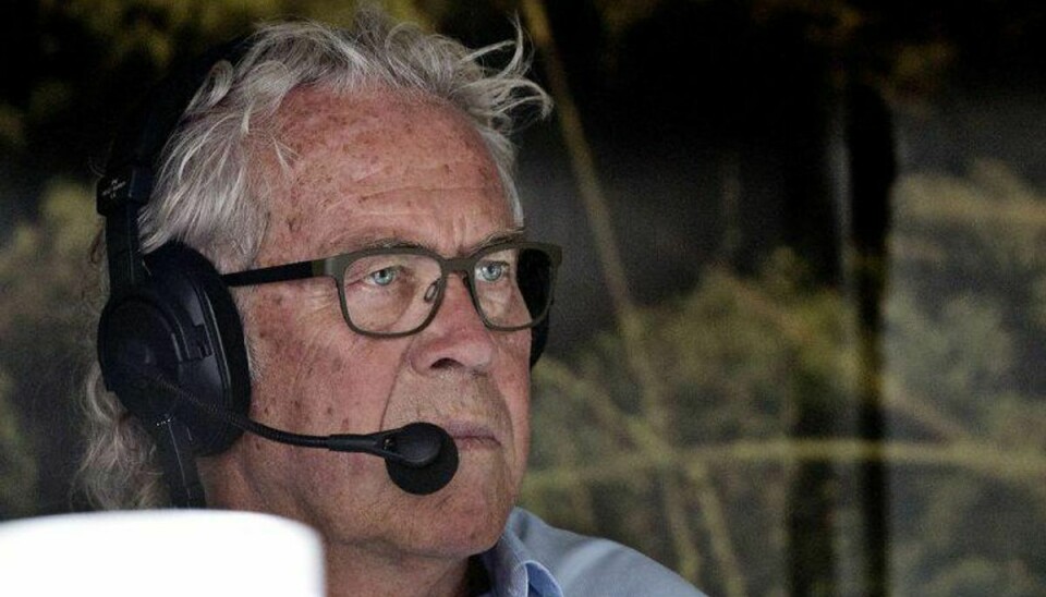 Jørgen Leth, som vi kender ham – i kommentatorboksen under Tour de France. Arkivfoto: Nils Meilvang.