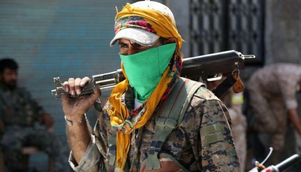 IS frigiver flere hundrede bortførte En soldat fra den kurdisk-arabiske hær SDF vandrer rundt i byen Manbil i det nordlige Syrien, efter det er lykkedes at fordrive Islamisk Stat. Foto: Delil Souleiman/AFP