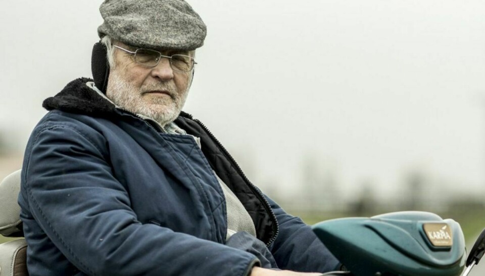 Niels Hausgaard er igen aktuel i den nye sæson af serien “Minkavlerne”. Samtidig med at den har premiere, skal den 76-årige nordjyde rundt i hele landet med sit nye show, “Bides hestene?”. – Foto: Per Arnesen/TV2/Free
