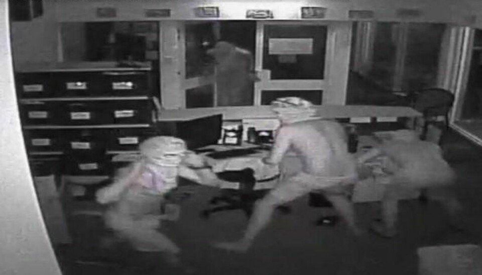 Maskerede mænd slipper krokodiller løs på australsk skole Mændene slipper her krokodillerne løs på skolen i Humpty Doo. Foto: Handout, Darwin Police/Free