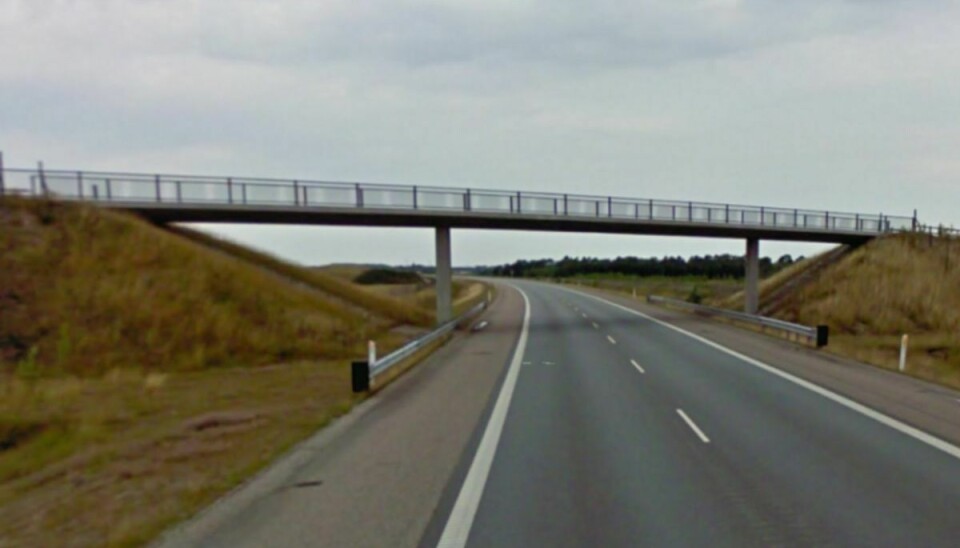 En lastbilchauffør fra Silkeborg fik smadret en genstand ned oven i sin lastbil fra broen over Sindingvej mellem Herning og Sunds. Foto: Google Maps.