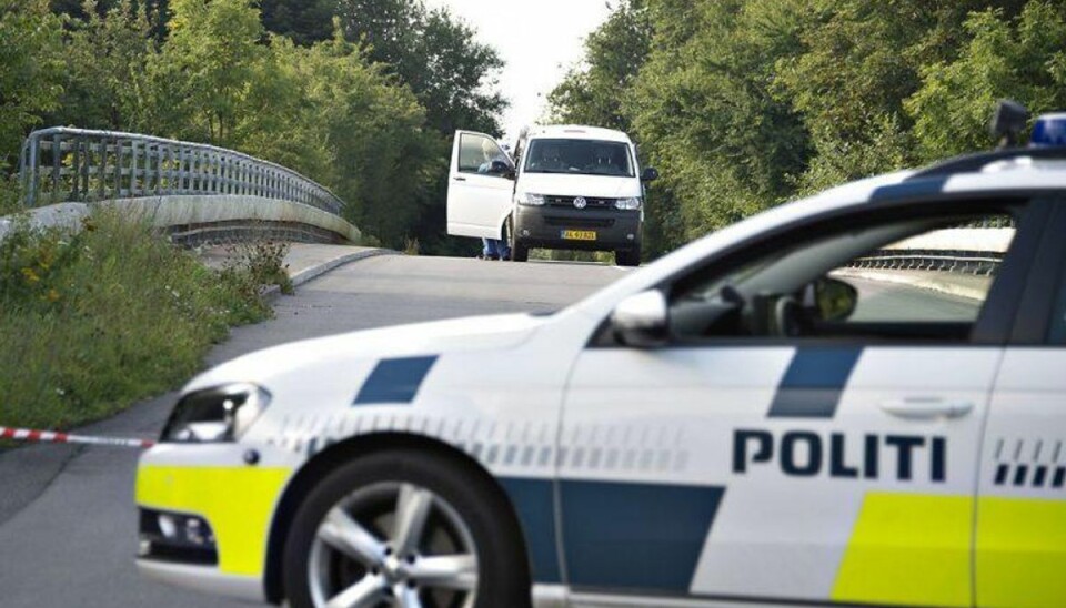 Psykolog Jørn Beckmann kalder stenkastende unge for utilpassede og ansvarsløse. Her ses politiet i gang med at efterforske episoden på Fyn. (Foto: Kim Rune/Scanpix 2016) Psykolog Jørn Beckmann kalder stenkastende unge for utilpassede og ansvarsløse. Her ses politiet i gang med at efterforske episoden på Fyn. (Foto: Kim Rune/Scanpix 2016)