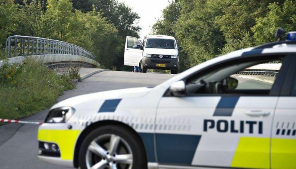 Psykolog Jørn Beckmann kalder stenkastende unge for utilpassede og ansvarsløse. Her ses politiet i gang med at efterforske episoden på Fyn. (Foto: Kim Rune/Scanpix 2016)