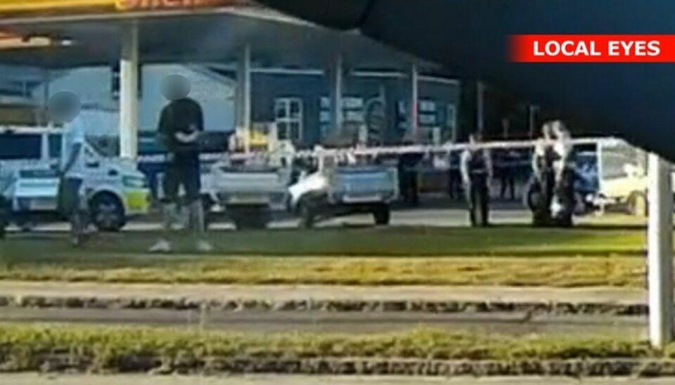 Politiet belejrer Black Army klubhus Der er en hel del politibetjente på arbejde i Odense lørdag aften, efter at en rocker er blevet skudt ned. Foto: Local Eyes.