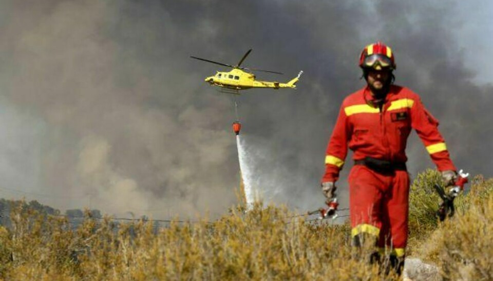 Flere hundrede brandmænd er sat ind i kampen mod flammerne, der hærger på den spanske østkyst. Foto: Manuel Lorenzo/AFP
