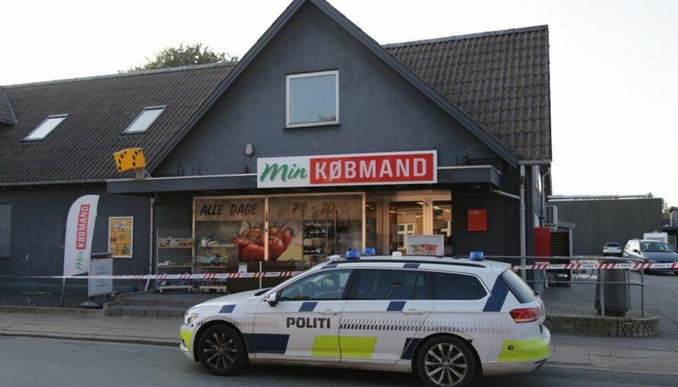 En pistolrøver truede sig mandag eftermiddag til en større mængde cigaretter i Min Købmand i Stenderup Krogager. Foto: Rene Lind Gammelmark. En pistolrøver truede sig mandag eftermiddag til en større mængde cigaretter i Min Købmand i Stenderup Krogager. Foto: Rene Lind Gammelmark.