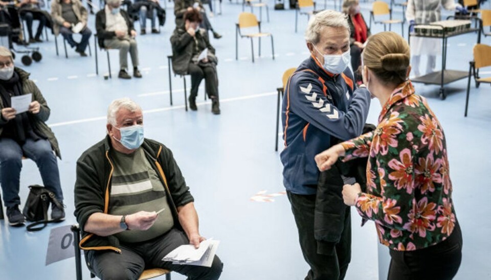 104.824 vaccineret på én dag: Sådan gik det Mandag var det “store prikkedag” landet over, hvor flere end 100.000 danskere blev vaccineret mod covid-19. Blandt andet her i Roskilde Kongrescenter, hvor også statsminister Mette Frederiksen (S) lagde vejen forbi. Foto: Mads Claus Rasmussen/Scanpix