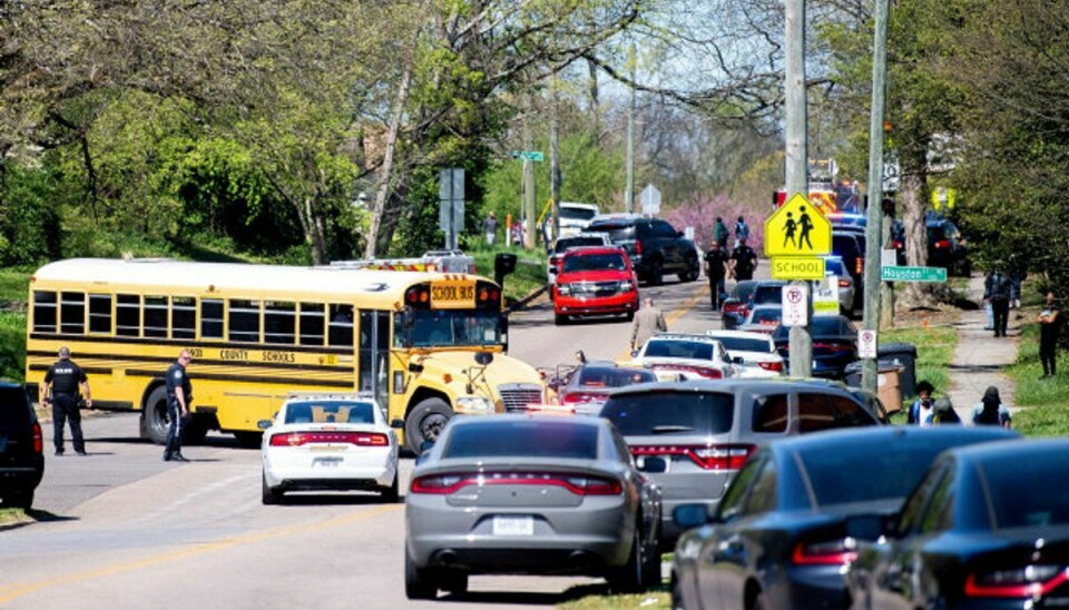 En betjent blev skudt og såret på Austin-East High School i Knoxville, Tennessee, mandag eftermiddag lokal tid. Foto: Brianna Paciorka/News Sentinel/Reuters