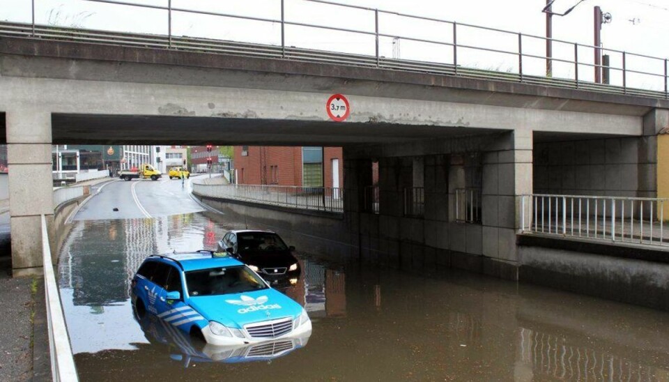 DMI har opgraderet varslet om skybrud. Her ses et skybrud i 2014, der ramte Kolding. Klik videre og se DMIs kort over varsler. Foto: Newsbreak.dk. DMI har opgraderet varslet om skybrud. Her ses et skybrud i 2014, der ramte Kolding. Klik videre og se DMIs kort over varsler. Foto: Newsbreak.dk.