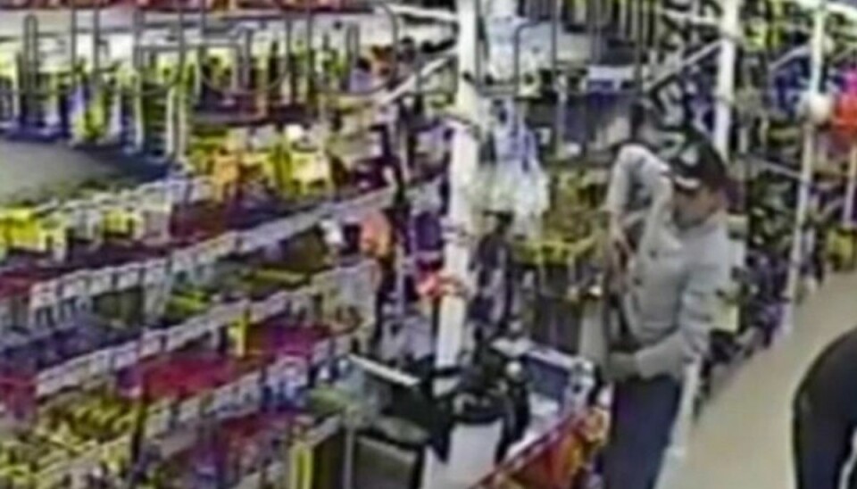 I september 2015 forsøger en 30 -årig mand i Rusland at stjæle en enorm boremaskine ved at stikke den ned i sine bukser. Det hele blev fanget af butikkens overvågningskamera. Foto: Overvågningsvideo. I september 2015 forsøger en 30 -årig mand i Rusland at stjæle en enorm boremaskine ved at stikke den ned i sine bukser. Det hele blev fanget af butikkens overvågningskamera. Foto: Overvågningsvideo.