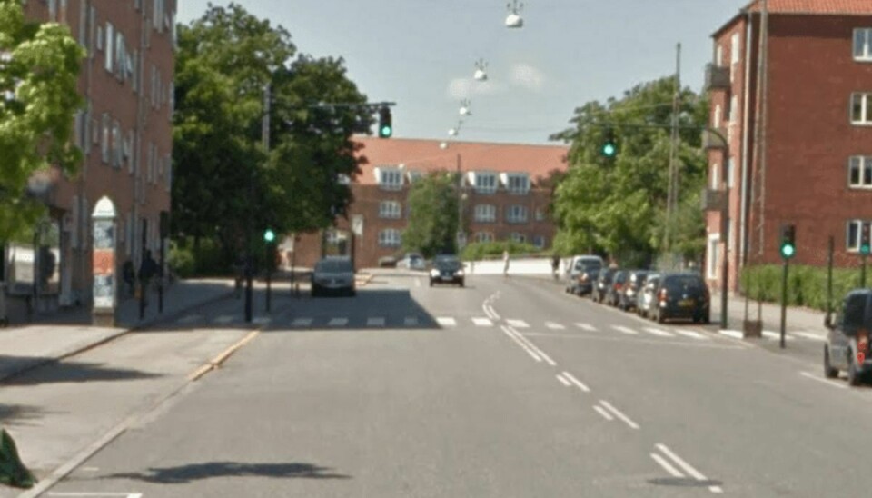 Her ud for Peter Bangs Vej på Frederiksberg kørte en 16-årig dreng en ældre kvinde ned. Kvinden er stadig i livsfare. Foto: Google Street View.