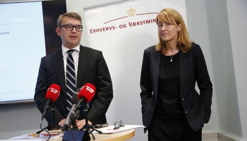 Ekspertudvalg anbefaler at sløjfe flere realkreditgebyrer Erhvervs- og vækstminister Troels Lund Poulsen (V) er klar til at indføre syv ud af otte anbefalinger fra ekspertudvalg. Men han vil ikke sige ja eller nej til, om det skal være forbudt at opkræve kursskæring og kurtage, hvis kunden vil skifte institut efter varslede prisstigninger. Professor Nina Dietz Legind (th) har stået i spidsen for ekspertudvalget. Foto: Jens Astrup/Scanpix