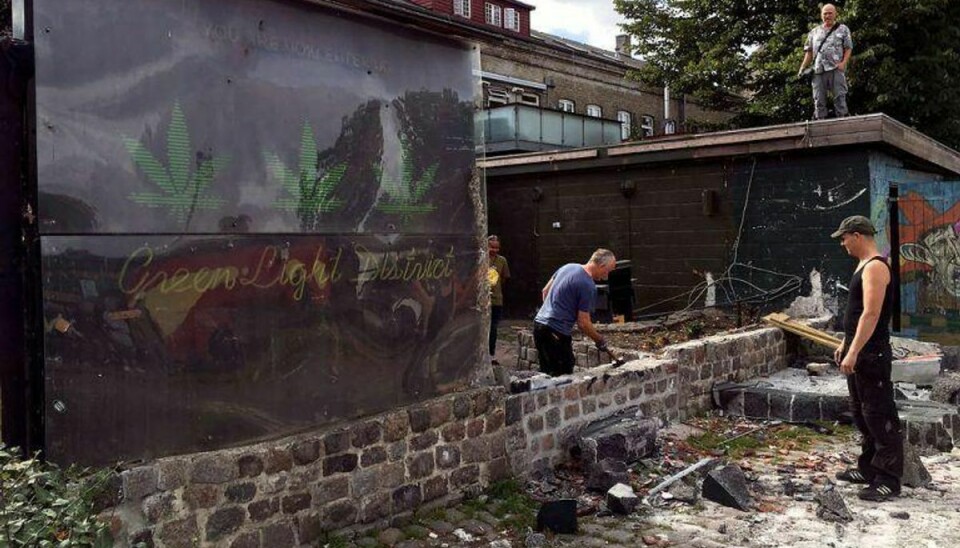 Beboere på Christiania rydder Pusher Street, efter en betjent blev skudt i hovedet af en pusher. Nu følger politiet op med omfattende aktion. Foto: Scanpix