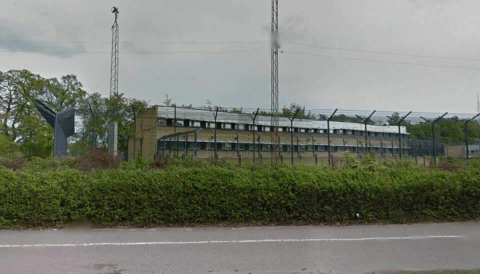 En efterlyst mand henvendte sig her på politistationen i Køge. Her skal han tilbringe natten, inden han i morgen skal i retten med krav om varetægtsfængsling. Foto: Google Street View.