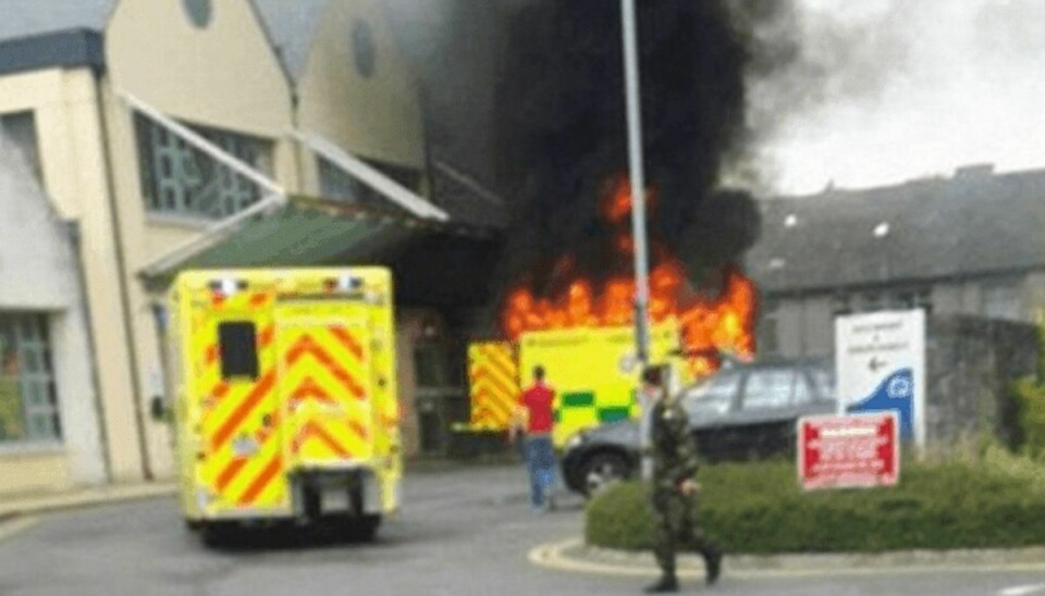 Tragedien ramte et irsk hospital, da en ambulance sprang i luften udenfor hospitalet, og dræbte patienten i den.Foto: Twitter