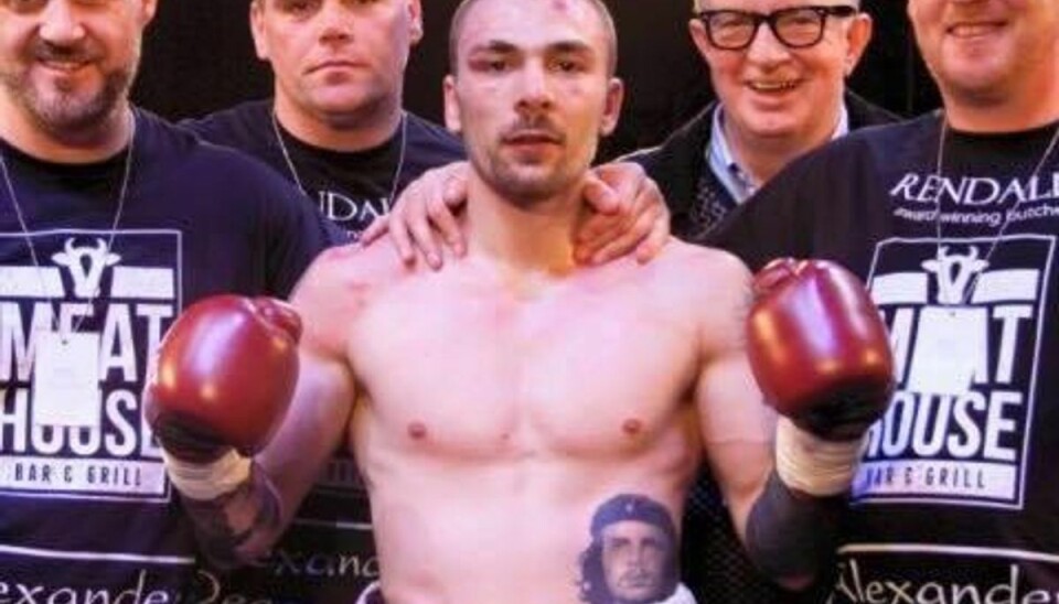 Bokser dør efter knockout i tv-kamp Den skotske bokser, Mike Towell døde fredag på et hospital i Glasgow efter han torsdag aften blev slået i gulvet i en tv-transmitteret boksekamp. Arkivfoto: Facebook.