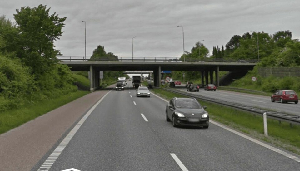 Herfra denne bro over E 45 blev der kastet en genstand, som ramte en lastbilchauffør. Foto: Google Street View.