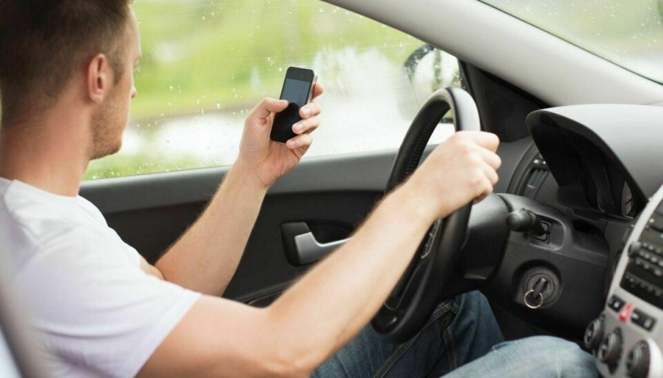 Råd nummer 1: Drop mobilen og sociale medier, når du kører bil. Foto: Colourbox.
