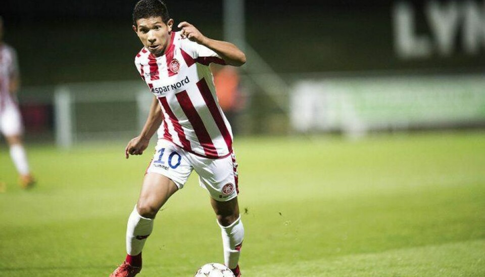 AaB møder Viborg AaBs Edison Flores. (Foto: Ólafur Steinar Gestsson/Scanpix 2016)