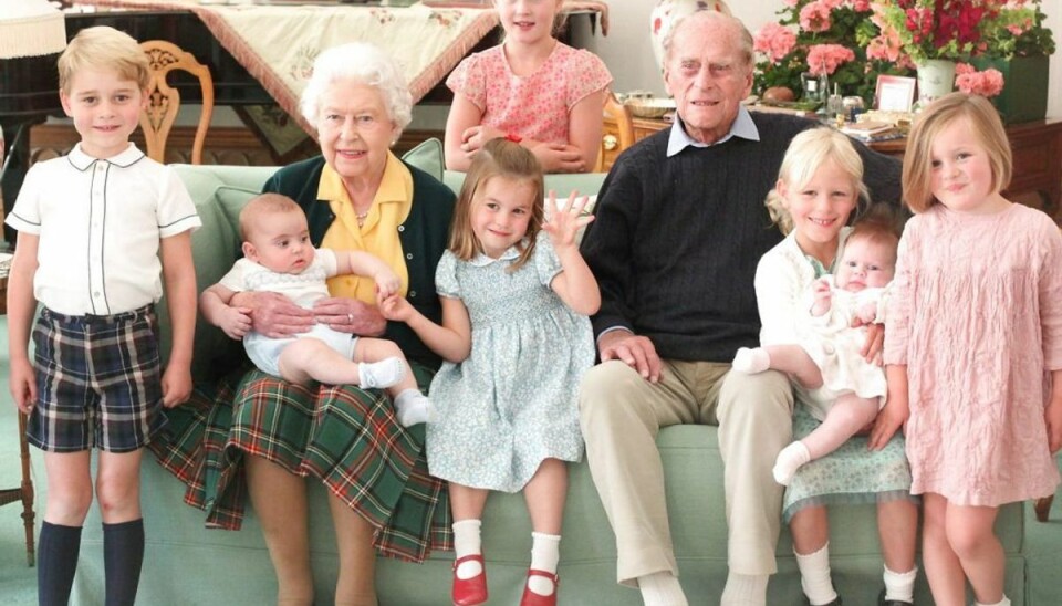 Afslører ukendt billede af prins Philip Dronning Elizabeth og prins Philip her med syv af deres 10 oldebørn. Billedet er taget i 2018. Foto: The Duchess of Cambridge/Ritzau Scanpix.