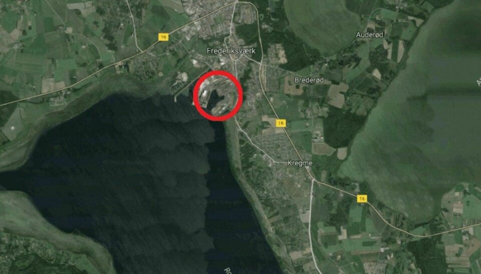 Meldingen lyder på et stort kemikalieudslip på havnen i Frederiksværk. Foto: Google Maps.