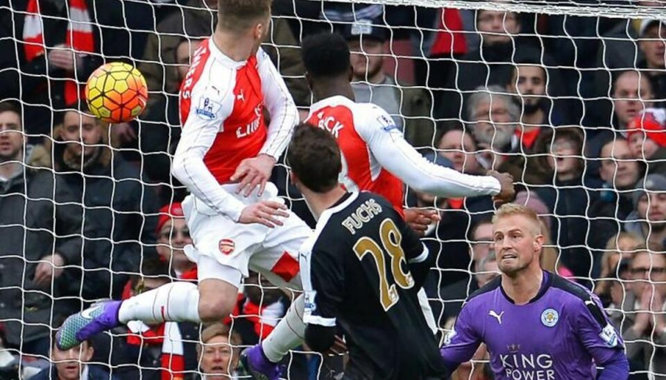 Arsenal sænker sublim Kasper Schmeichel i sidste sekund Arsenals Danny Welbeck passerer her Kasper Schmeichel der dermed må indkassere et nederlad. Foto: Scanpix.