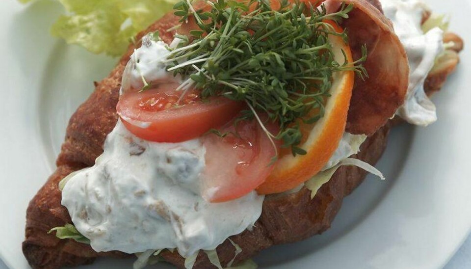 Salaten kan give dig blodforgiftning: Er allerede solgt som fast food Er der hønsesalat på croissanten, så kig lige efter en ekstra gang. ArkivFoto: Jan Djenner/Scanpix