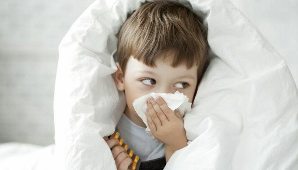 Børn ramt af lammelser undersøges for særlig virus Børn, ramt af EV-D68, bliver for det meste “blot” ramt af en irriterende omgang hoste. I værste fald kan man dog blive lammet af sygdommen. Genrefoto: Scanpix.