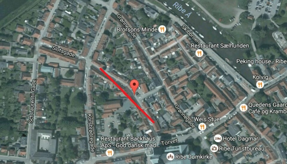 Den eftersøgte tyv er netop spottet i Præstegade i Ribe midtby. Foto: Google Maps.