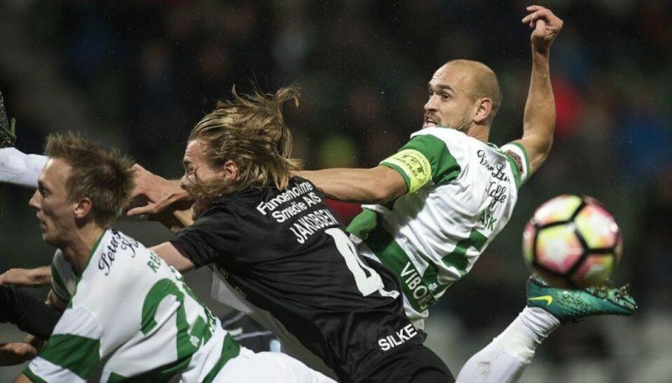 Georgisk hattrick sørger for Silkeborg-triumf i Viborg Viborg FF vs. Silkeborg IF. ALKA Superliga. Runde 14. Energi Viborg Arena. Silkeborgs Simon Jakobsen i kamp med Viborgs Søren Reese og Mikkel Rask. Foto: Bo Amstrup / Scanpix 2016
